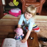 Кукла читает учебник